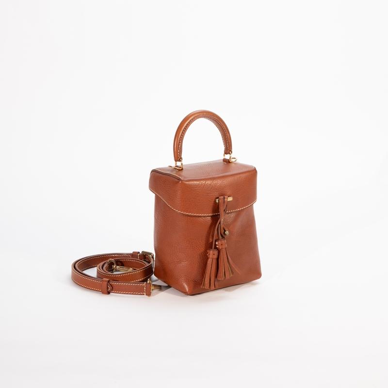 Bagaimana kulit samak nabati berpadu dengan estetika vintage dalam koleksi tas tangan baru ini?