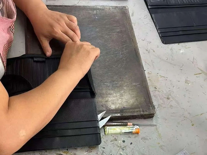 Pemeriksaan kualitas apa yang dilakukan Godere sebelum pengiriman dompet?